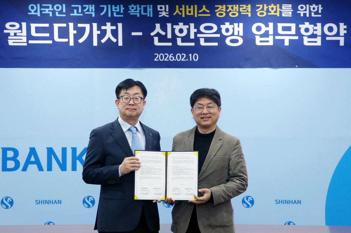 ▲이승목(왼쪽) 신한은행 고객솔루션그룹장, 권해석 월드다가치 대표이사가 10일 서울시 중구 신한은행 본점에서 진행된 ‘외국인 고객 기반 확대 및 서비스 경쟁력 강화를 위한 업무협약’에서 기념 촬영하고 있다. (사진제공=신한은행)