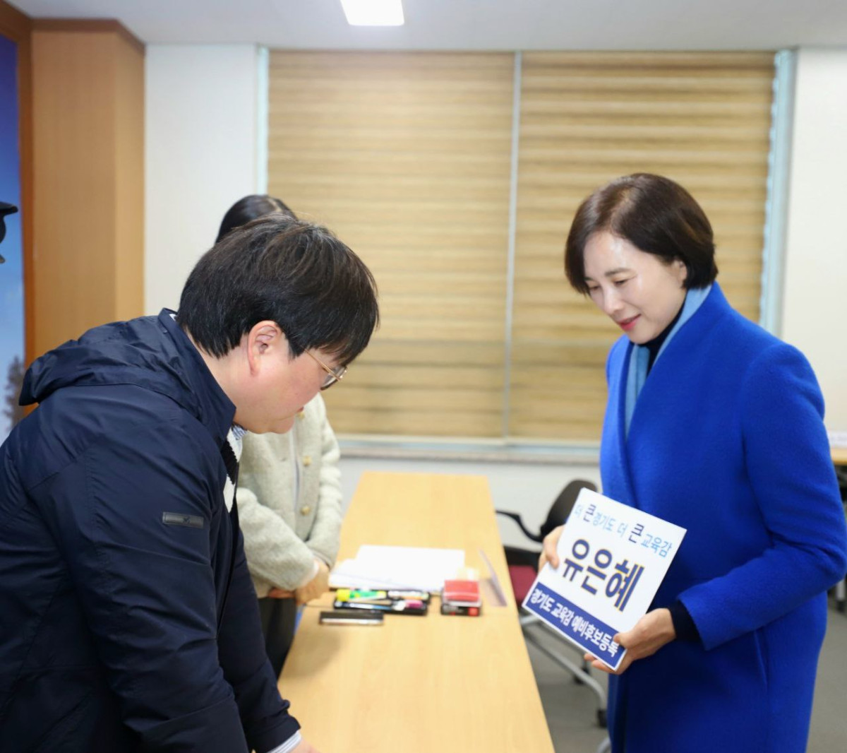 ▲유은혜 전 사회부총리 겸 교육부 장관이 10일 오전 경기도선거관리위원회에서 경기도교육감 예비후보 등록을 진행하고 있다. 유 예비후보는 역대 최장수 교육부 장관 경험을 앞세워 '세계 으뜸 경기교육'을 공약으로 내걸었다. (유은혜 캠프)