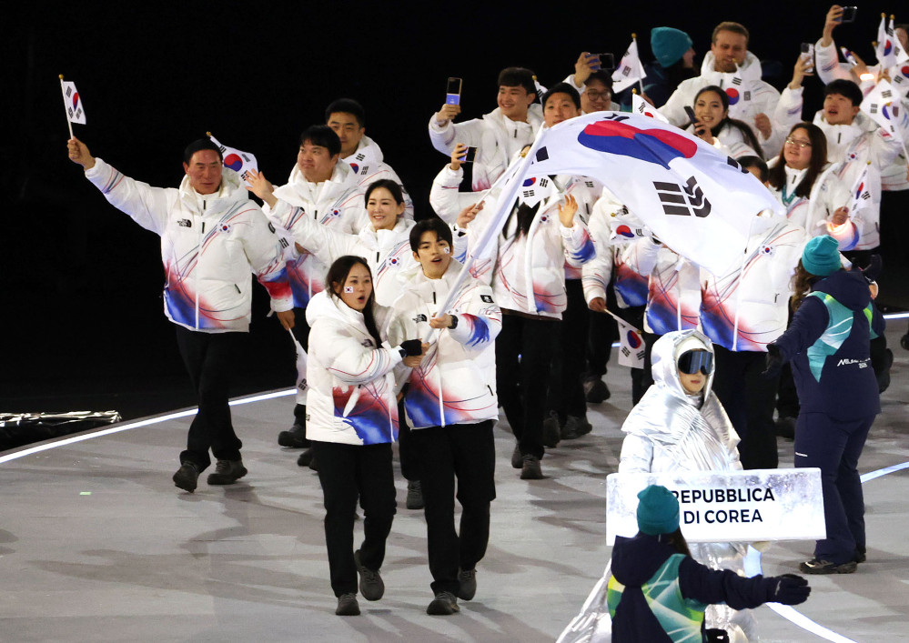 ▲6일(현지시간) 이탈리아 밀라노 산시로 스타디움에서 열린 2026 밀라노-코르티나담페초 동계올림픽 개회식. 대한민국 기수인 피겨 차준환과 스피드스케이팅 박지우가 태극기를 들고 입장하고 있다. (연합뉴스)