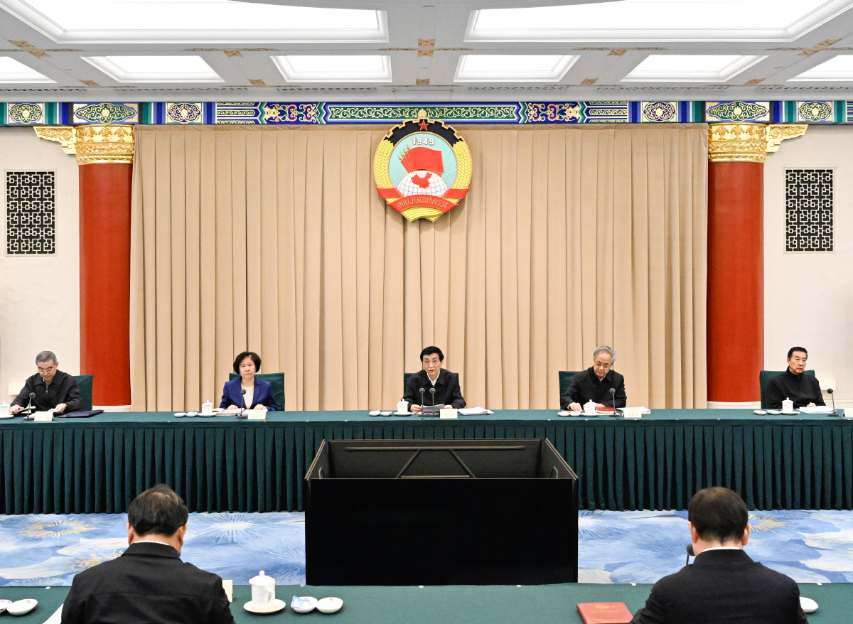 ▲왕후닝(가운데) 중국 전국인민정치협상회의(정협) 주석이 6일 주석 회의를 주재하고 있다. (베이징/신화연합뉴스)