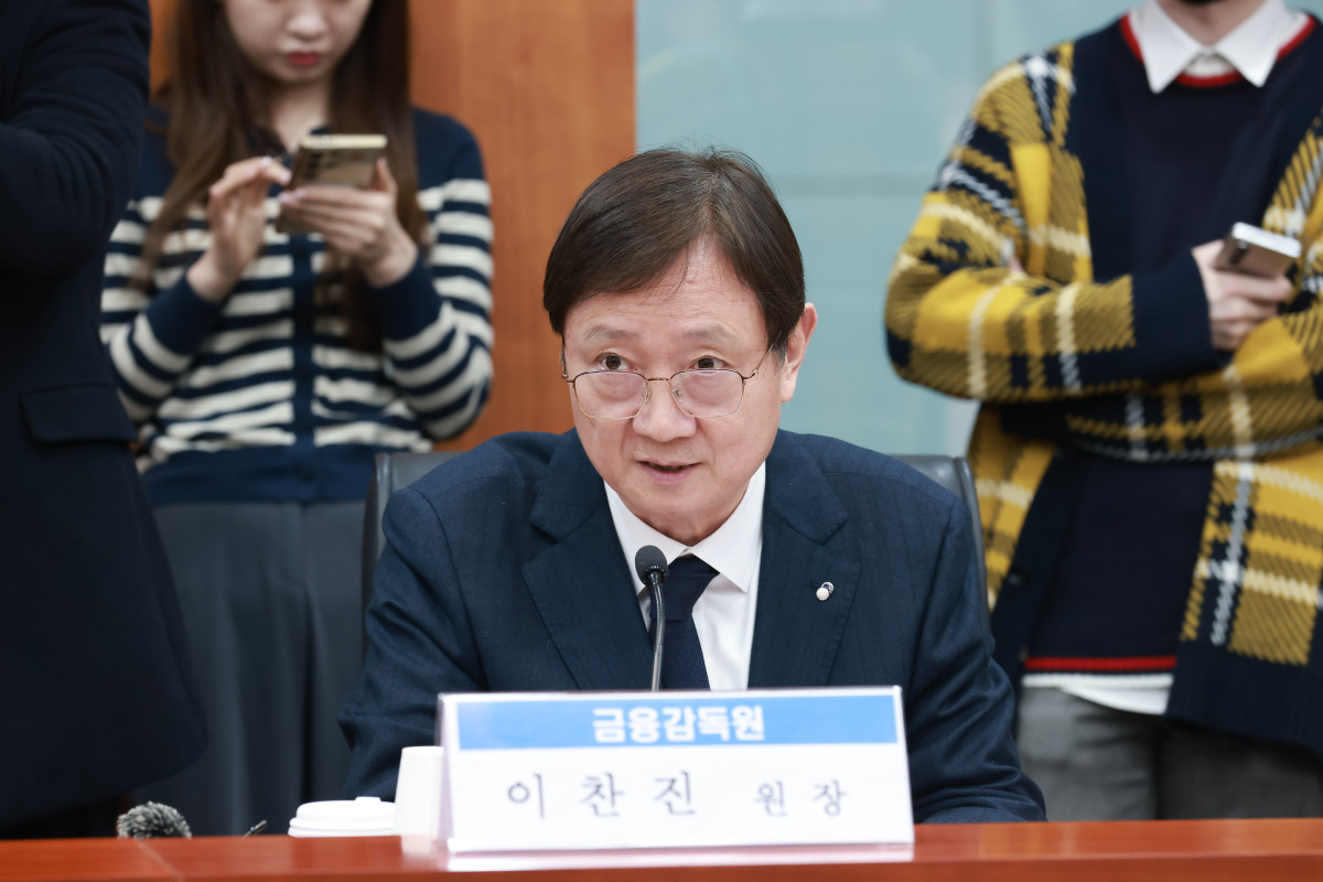 ▲이찬진 금감원장이 10일 서울 여의도 금융투자협회에서 황성엽 금융투자협회장과 23개 증권사 CEO들이 참석한 가운데 열린 간담회서 모두발언을 하고 있다.