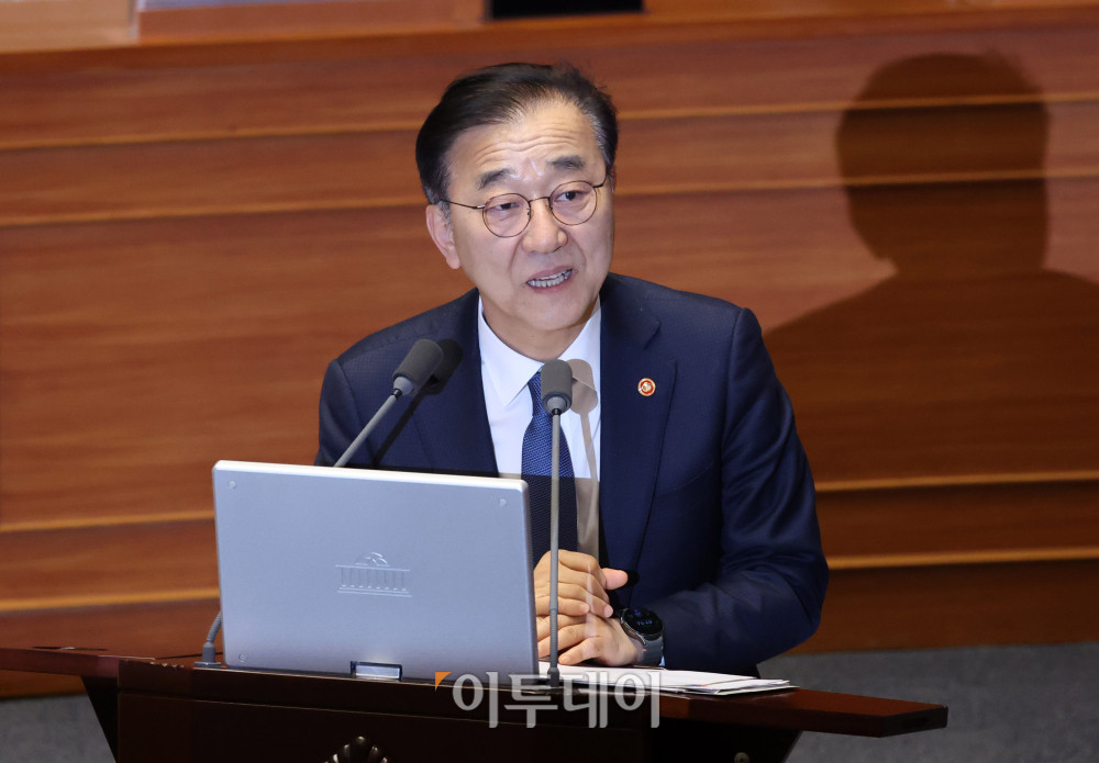 ▲김윤덕 국토교통부 장관이 10일 서울 여의도 국회 본회의에서 열린 경제분야 대정부 질문에서 의원 질의에 답하고 있다. 고이란 기자 photoeran@