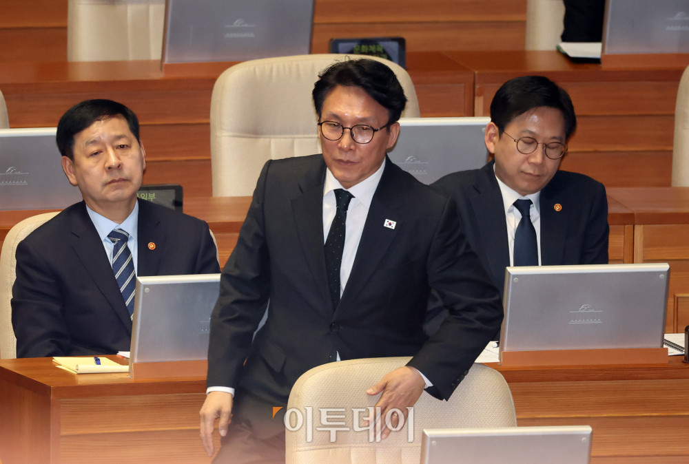 ▲김민석(가운데) 국무총리, 구윤철(왼쪽) 부총리 겸 재정경제부 장관, 배경훈 부총리 겸 과학기술정보통신부 장관이 10일 서울 여의도 국회 본회의에서 열린 경제분야 대정부 질문에 참석하고 있다. 고이란 기자 photoeran@