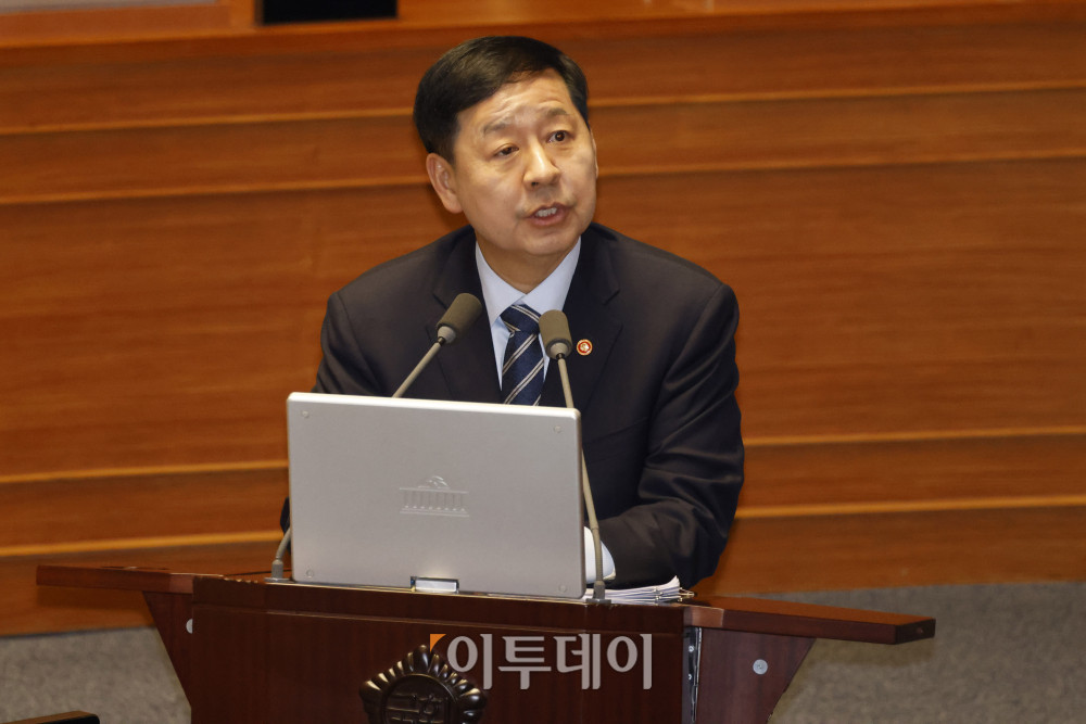 ▲구윤철 부총리 겸 재정경제부 장관이 10일 서울 여의도 국회 본회의에서 열린 경제분야 대정부 질문에서 의원 질의에 답하고 있다. 고이란 기자 photoeran@