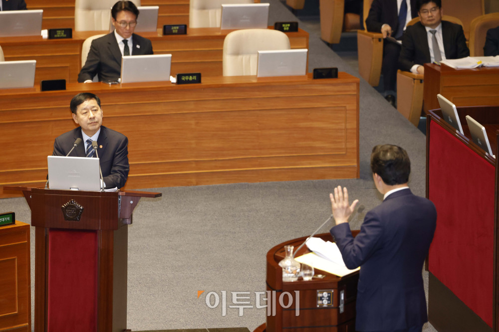 ▲구윤철 부총리 겸 재정경제부 장관이 10일 서울 여의도 국회 본회의에서 열린 경제분야 대정부 질문에서 의원 질의에 답하고 있다. 고이란 기자 photoeran@