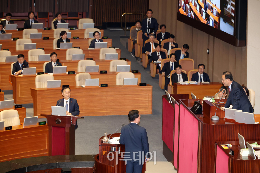 ▲이만희 국민의힘 의원이 10일 서울 여의도 국회 본회의에서 열린 경제분야 대정부 질문에서 김윤덕 국토교통부 장관에게 들은 답변이 부족하다며 실무자와의 질의를 주호영 국회 부의장에게 요청하고 있다. 고이란 기자 photoeran@