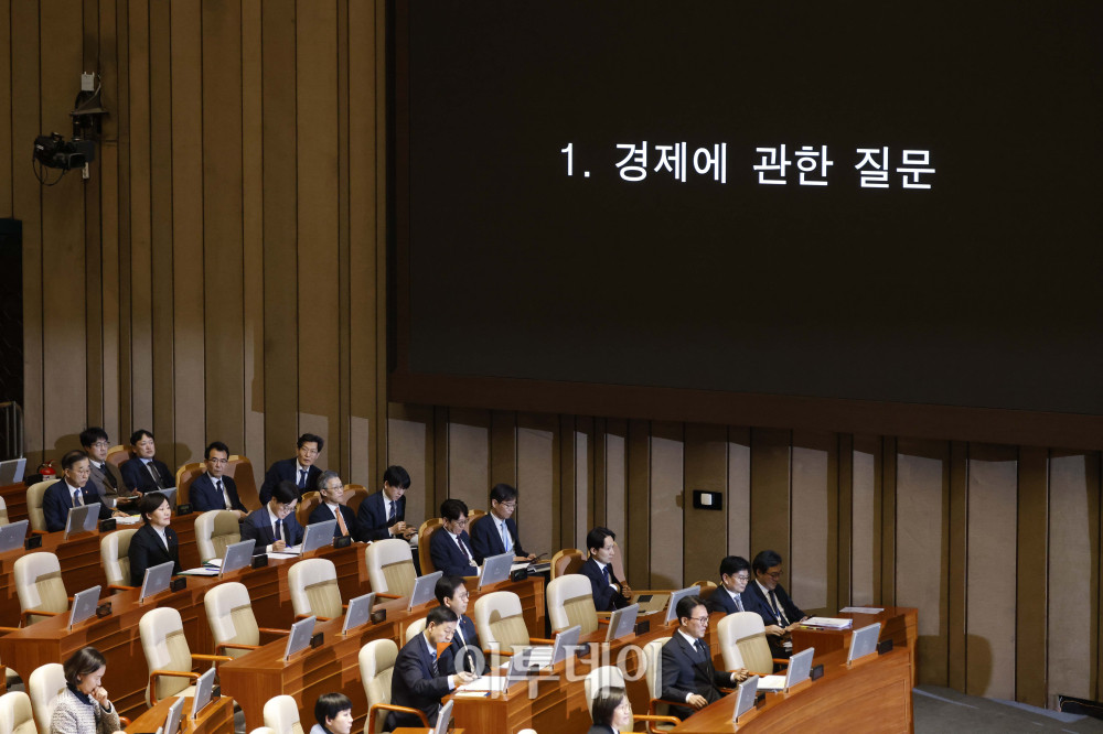 ▲김민석 국무총리를 비롯한 국무위원들이 10일 서울 여의도 국회 본회의에서 열린 경제분야 대정부 질문에 참석하고 있다. 고이란 기자 photoeran@