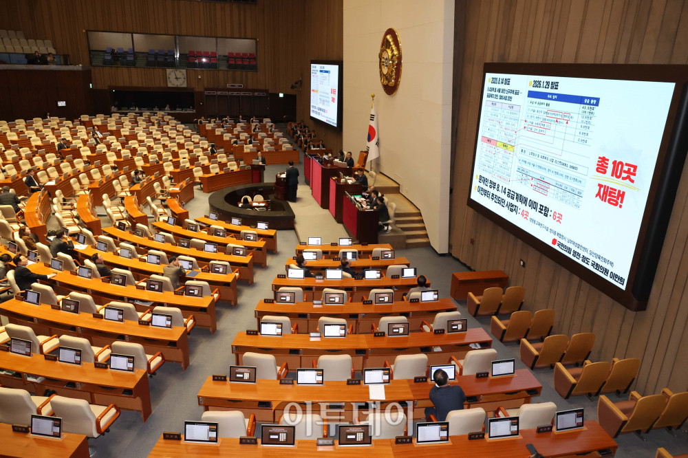 ▲김윤덕 국토교통부 장관이 10일 서울 여의도 국회 본회의에서 열린 경제분야 대정부 질문에서 의원 질의에 답하고 있다. 고이란 기자 photoeran@
