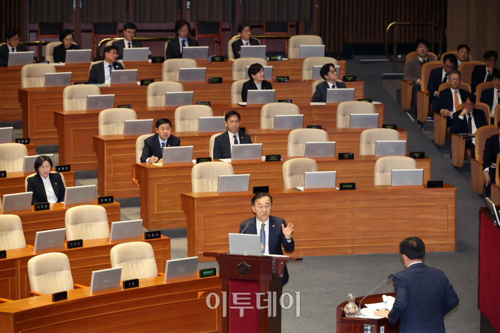 ▲김윤덕 국토교통부 장관이 10일 서울 여의도 국회 본회의에서 열린 경제분야 대정부 질문에서 의원 질의에 답하고 있다. 고이란 기자 photoeran@