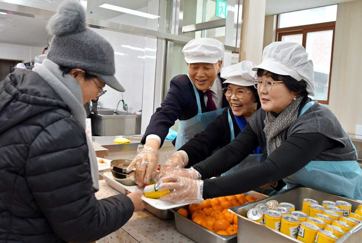▲홍문표 한국농수산식품유통공사 사장이 10일 전라남도장애인종합복지관에서 열린 ‘남도누리 어울림한마당’에 참여해 나주배와 우리쌀로 만든 빵 등 특식을 배식하고 있다. (사진제공=한국농수산식품유통공사국)