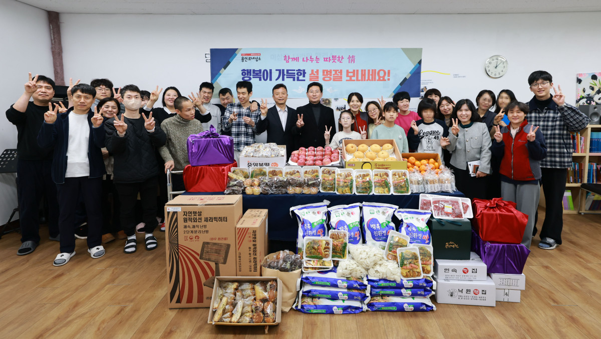 ▲이상일 용인특례시장(가운데)이 10일 수지구 성복동 장애인 복지시설 해오름의 집을 방문해 시설 관계자 및 이용자들과 기념촬영을 하고 있다. 이 시장은 시장에서 산 과일, 떡, 빵 등을 전달하며 명절 온정을 나눴다. (용인특례시)
