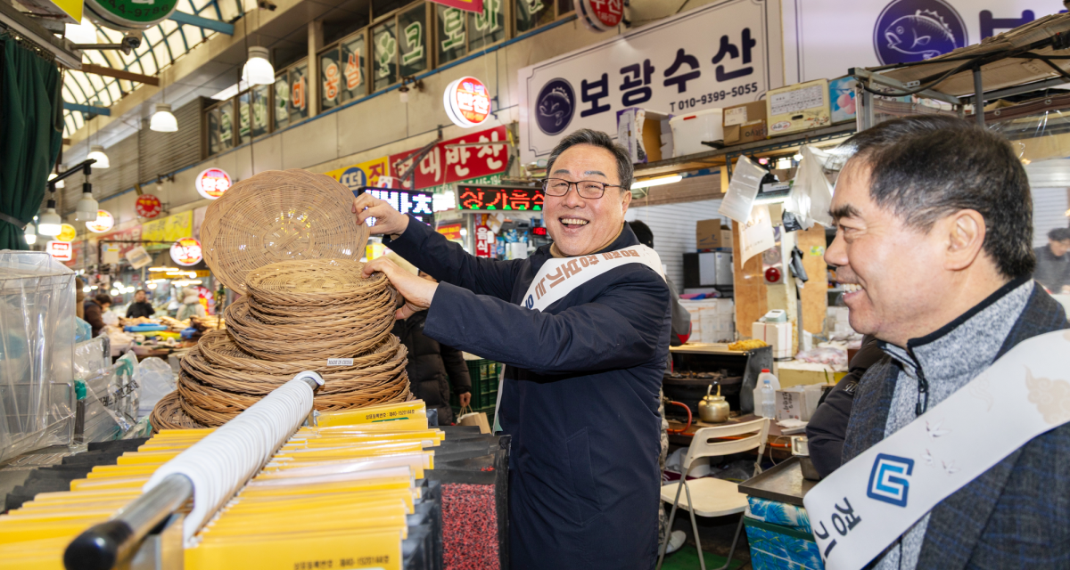 ▲시석중 경기신용보증재단 이사장이 10일 안양중앙인정시장에서 장을 보며 상인과 환하게 인사를 나누고 있다.  (경기신용보증재단 )