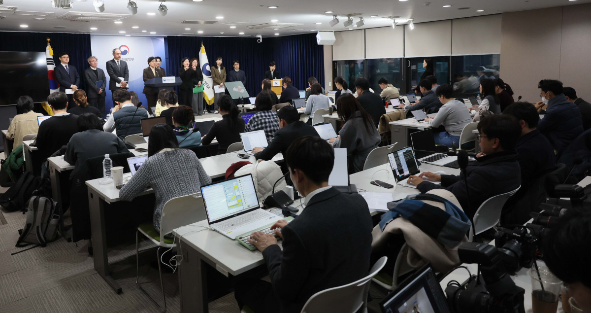 ▲정은경 보건복지부 장관이 10일 서울 종로구 정부서울청사에서 의사인력 양성규모 관련 브리핑을 갖고 있다. 이 자리에선 보건의료정책심의위원회(보정심)에서 결정된 2027∼2031학년도 의사인력 양성 규모와 교육현장 지원 방안 등이 발표됐다. 신태현 기자 holjjak@