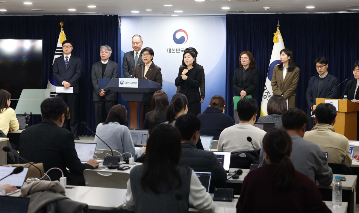 ▲정은경 보건복지부 장관이 10일 서울 종로구 정부서울청사에서 의사인력 양성규모 관련 브리핑을 갖고 있다. 이 자리에선 보건의료정책심의위원회(보정심)에서 결정된 2027∼2031학년도 의사인력 양성 규모와 교육현장 지원 방안 등이 발표됐다. 신태현 기자 holjjak@
