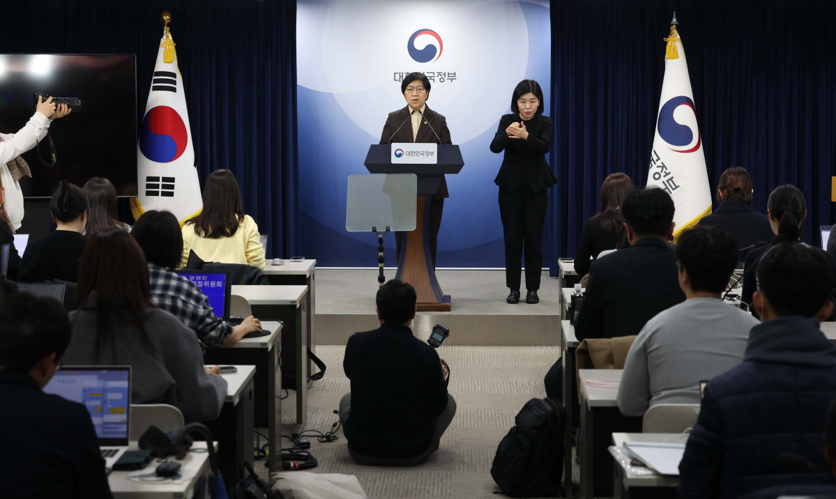 ▲정은경 보건복지부 장관이 10일 서울 종로구 정부서울청사에서 의사인력 양성규모 관련 브리핑을 갖고 있다. 이 자리에선 보건의료정책심의위원회(보정심)에서 결정된 2027∼2031학년도 의사인력 양성 규모와 교육현장 지원 방안 등이 발표됐다. 신태현 기자 holjjak@