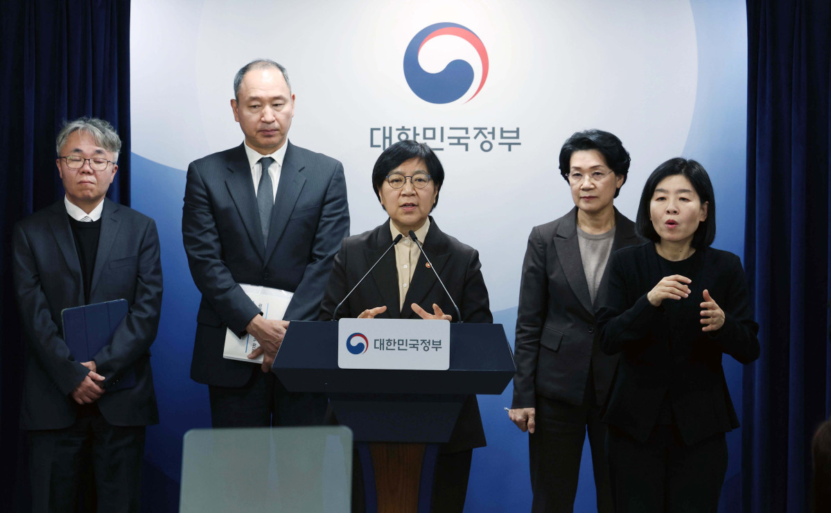 ▲정은경 보건복지부 장관이 10일 서울 종로구 정부서울청사에서 의사인력 양성규모 관련 브리핑을 갖고 있다. 이 자리에선 보건의료정책심의위원회(보정심)에서 결정된 2027∼2031학년도 의사인력 양성 규모와 교육현장 지원 방안 등이 발표됐다. 신태현 기자 holjjak@