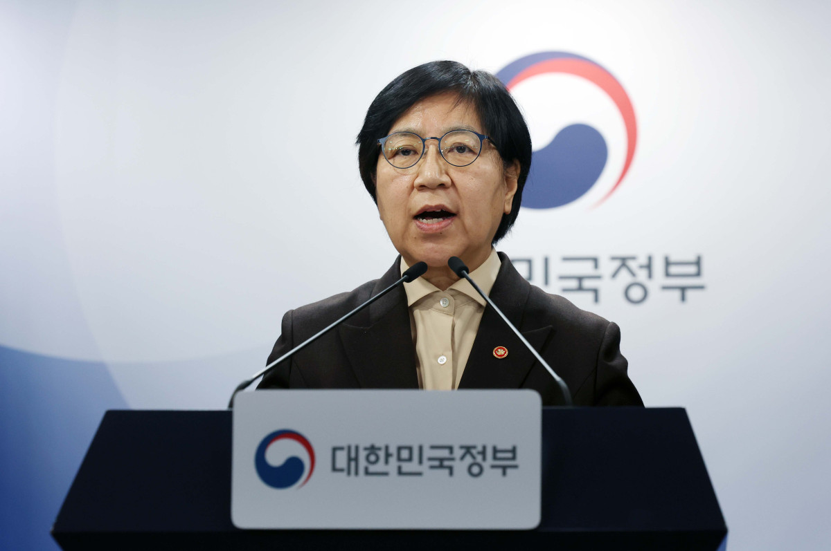 ▲정은경 보건복지부 장관이 10일 서울 종로구 정부서울청사에서 의사인력 양성규모 관련 브리핑을 갖고 있다. 이 자리에선 보건의료정책심의위원회(보정심)에서 결정된 2027∼2031학년도 의사인력 양성 규모와 교육현장 지원 방안 등이 발표됐다. 신태현 기자 holjjak@