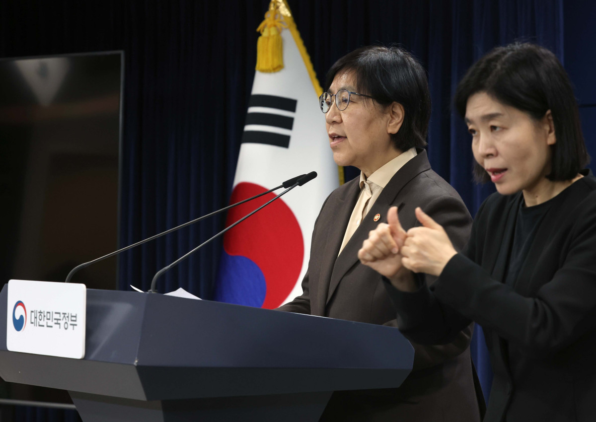 ▲정은경 보건복지부 장관이 10일 서울 종로구 정부서울청사에서 의사인력 양성규모 관련 브리핑을 갖고 있다. 이 자리에선 보건의료정책심의위원회(보정심)에서 결정된 2027∼2031학년도 의사인력 양성 규모와 교육현장 지원 방안 등이 발표됐다. 신태현 기자 holjjak@