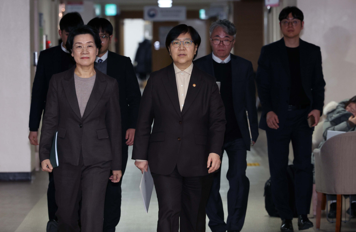 ▲정은경(오른쪽) 보건복지부 장관이 최은옥 교육부 차관이 10일 서울 종로구 정부서울청사에서 의사인력 양성규모 관련 브리핑을 위해 회의실로 향하고 있다. 이 자리에선 보건의료정책심의위원회(보정심)에서 결정된 2027∼2031학년도 의사인력 양성 규모와 교육현장 지원 방안 등이 발표됐다. 신태현 기자 holjjak@
