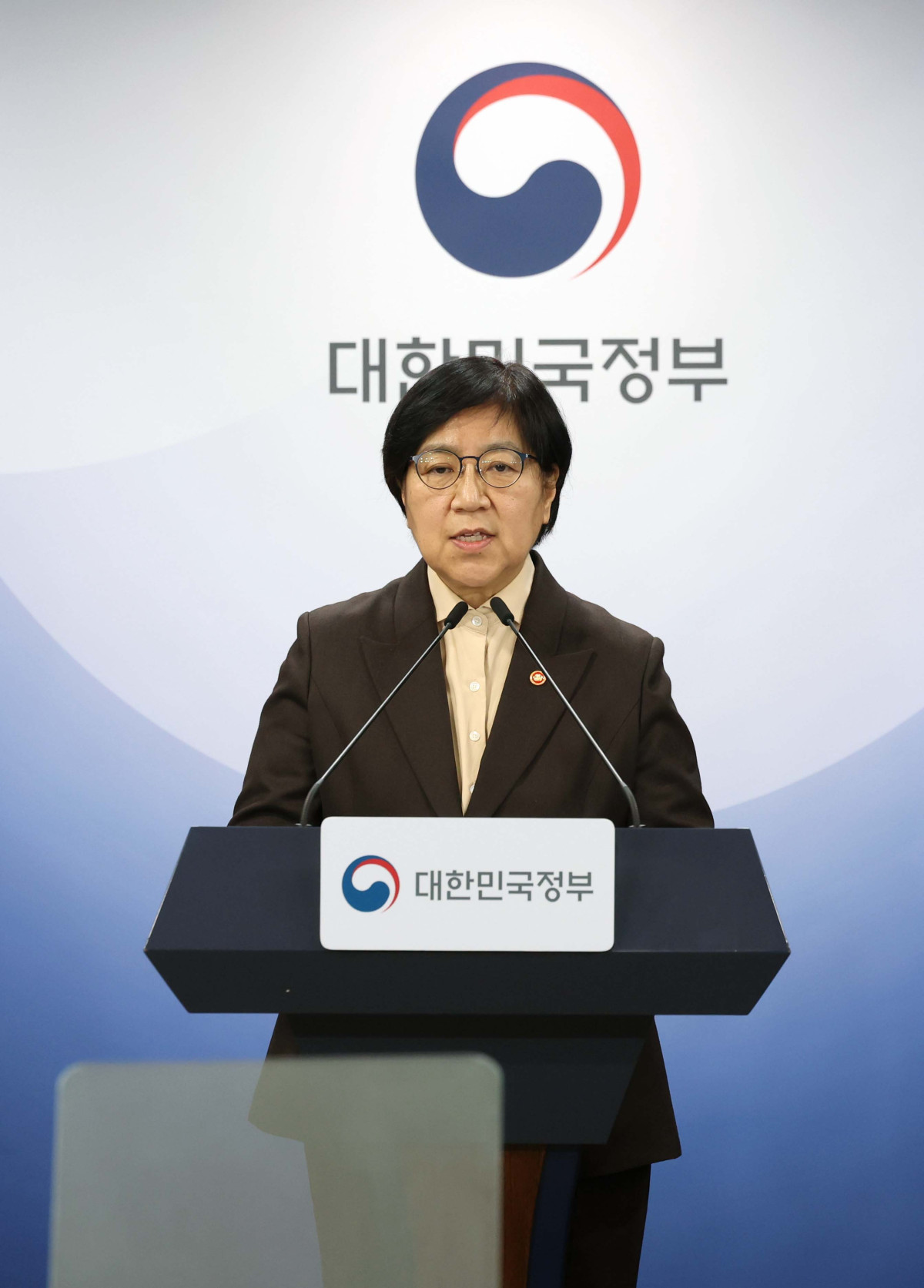 ▲정은경 보건복지부 장관이 10일 서울 종로구 정부서울청사에서 의사인력 양성규모 관련 브리핑을 갖고 있다. 이 자리에선 보건의료정책심의위원회(보정심)에서 결정된 2027∼2031학년도 의사인력 양성 규모와 교육현장 지원 방안 등이 발표됐다. 신태현 기자 holjjak@