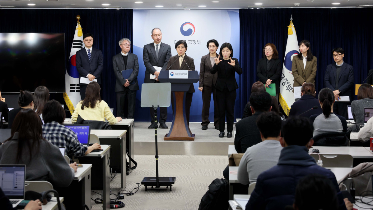 ▲정은경 보건복지부 장관이 10일 서울 종로구 정부서울청사에서 의사인력 양성규모 관련 브리핑을 갖고 있다. 이 자리에선 보건의료정책심의위원회(보정심)에서 결정된 2027∼2031학년도 의사인력 양성 규모와 교육현장 지원 방안 등이 발표됐다. 신태현 기자 holjjak@