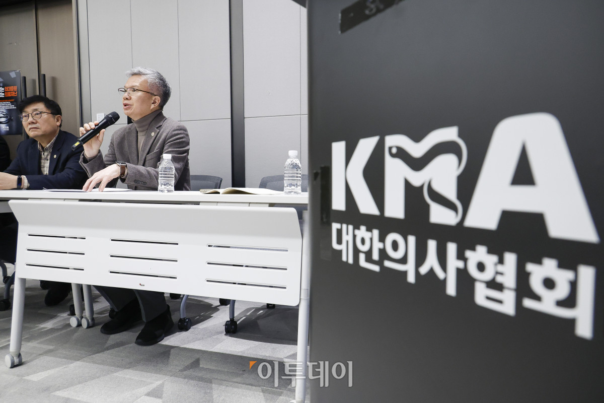 ▲김택우 대한의사협회장이 10일 서울 용산구 대한의사협회에서 정부의 의대 정원 증원 관련 긴급 브리핑을 마친 후 취재진의 질문에 답하고 있다. 정부는 이날 의사인력 양성 규모 관련 브리핑에서 의대 정원을 향후 5년간 연평균 668명 늘리기로 했다. 의대 교육 여건 등을 고려해 증원 규모는 단계적으로 조정해 나갈 방침이다. 조현호 기자 hyunho@