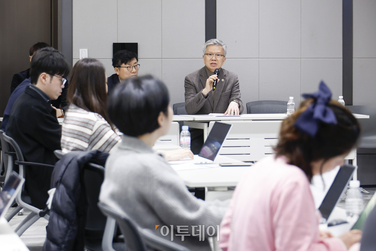 ▲김택우 대한의사협회장이 10일 서울 용산구 대한의사협회에서 정부의 의대 정원 증원 관련 긴급 브리핑을 마친 후 취재진의 질문에 답하고 있다. 정부는 이날 의사인력 양성 규모 관련 브리핑에서 의대 정원을 향후 5년간 연평균 668명 늘리기로 했다. 의대 교육 여건 등을 고려해 증원 규모는 단계적으로 조정해 나갈 방침이다. 조현호 기자 hyunho@
