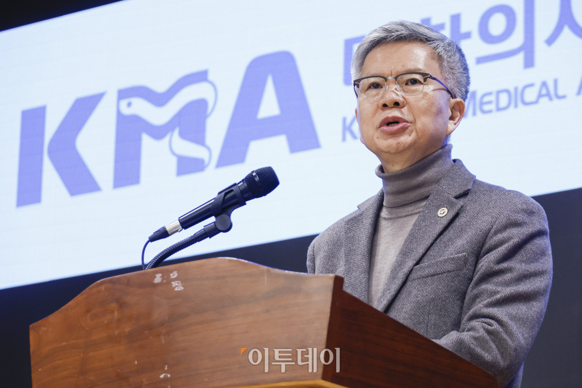 ▲김택우 대한의사협회장이 10일 서울 용산구 대한의사협회에서 정부의 의대 정원 증원 관련 긴급 브리핑을 하고 있다. 정부는 이날 의사인력 양성 규모 관련 브리핑에서 의대 정원을 향후 5년간 연평균 668명 늘리기로 했다. 의대 교육 여건 등을 고려해 증원 규모는 단계적으로 조정해 나갈 방침이다. 조현호 기자 hyunho@