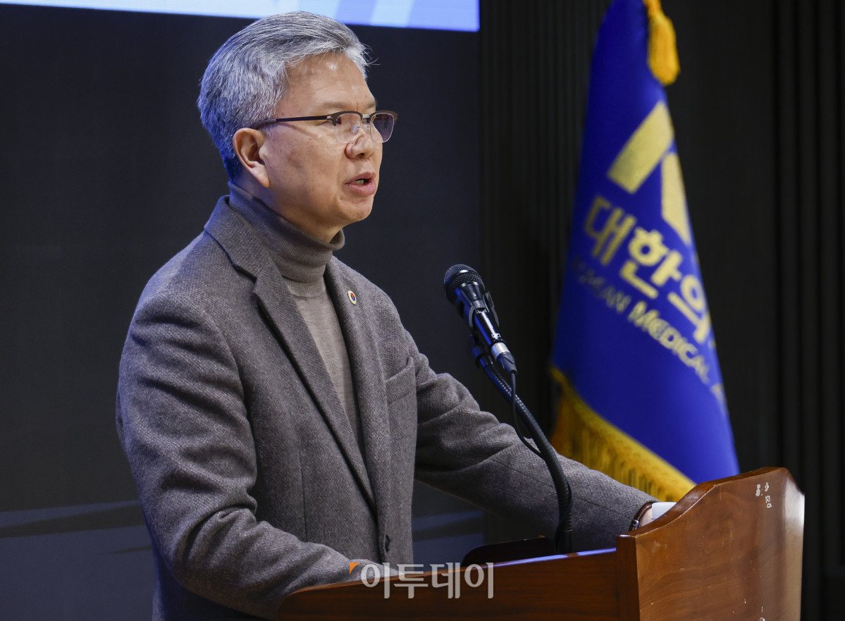 ▲김택우 대한의사협회장이 10일 서울 용산구 대한의사협회에서 정부의 의대 정원 증원 관련 긴급 브리핑을 하고 있다. 정부는 이날 의사인력 양성 규모 관련 브리핑에서 의대 정원을 향후 5년간 연평균 668명 늘리기로 했다. 의대 교육 여건 등을 고려해 증원 규모는 단계적으로 조정해 나갈 방침이다. 조현호 기자 hyunho@