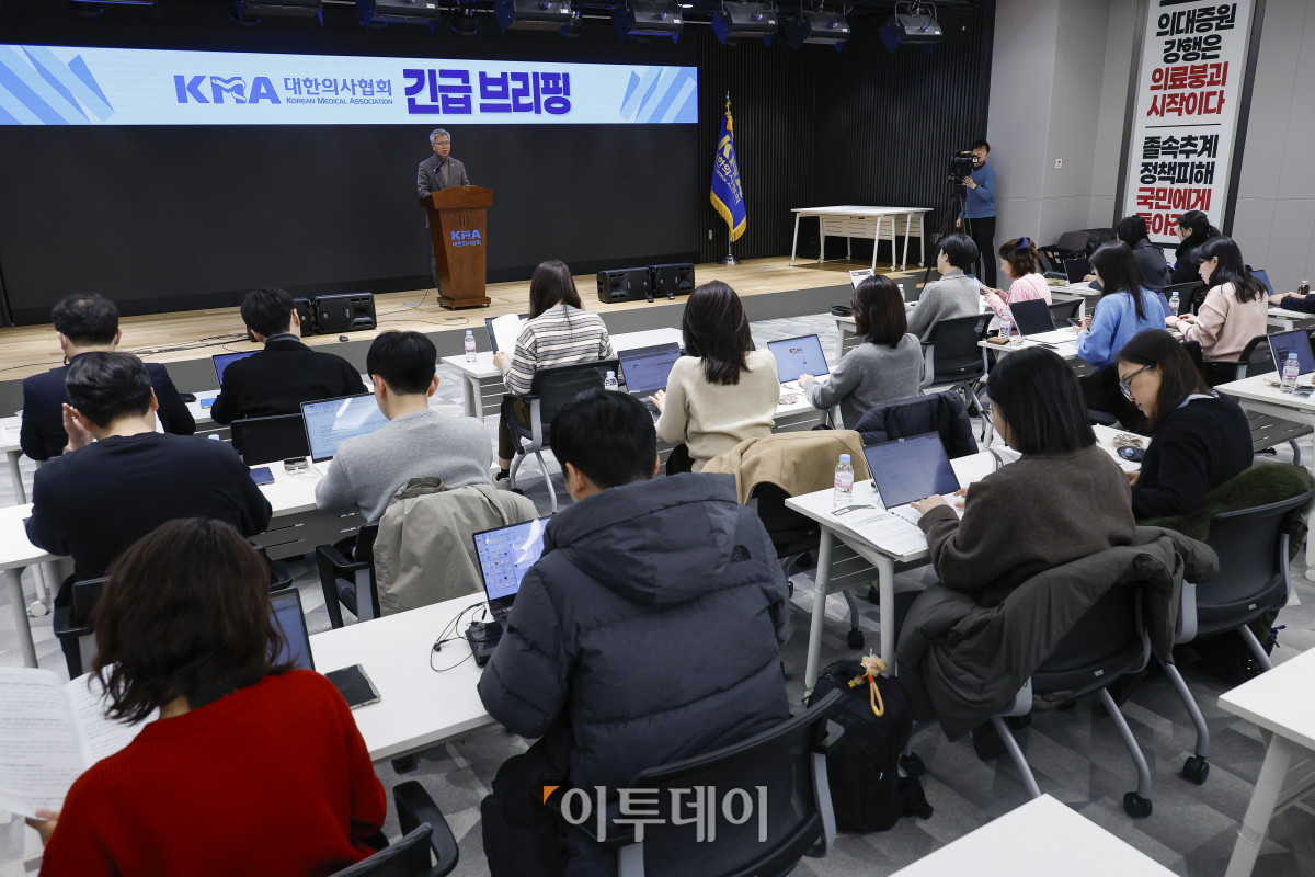 ▲김택우 대한의사협회장이 10일 서울 용산구 대한의사협회에서 정부의 의대 정원 증원 관련 긴급 브리핑을 하고 있다. 정부는 이날 의사인력 양성 규모 관련 브리핑에서 의대 정원을 향후 5년간 연평균 668명 늘리기로 했다. 의대 교육 여건 등을 고려해 증원 규모는 단계적으로 조정해 나갈 방침이다. 조현호 기자 hyunho@