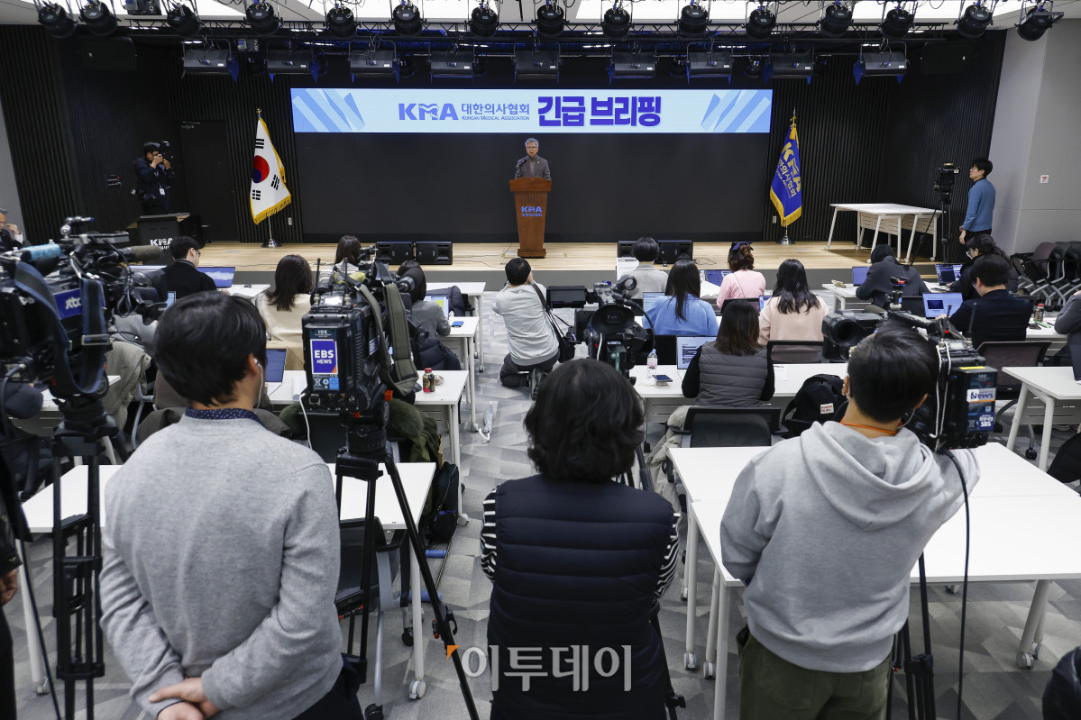 ▲김택우 대한의사협회장이 10일 서울 용산구 대한의사협회에서 정부의 의대 정원 증원 관련 긴급 브리핑을 하고 있다. 정부는 이날 의사인력 양성 규모 관련 브리핑에서 의대 정원을 향후 5년간 연평균 668명 늘리기로 했다. 의대 교육 여건 등을 고려해 증원 규모는 단계적으로 조정해 나갈 방침이다. 조현호 기자 hyunho@