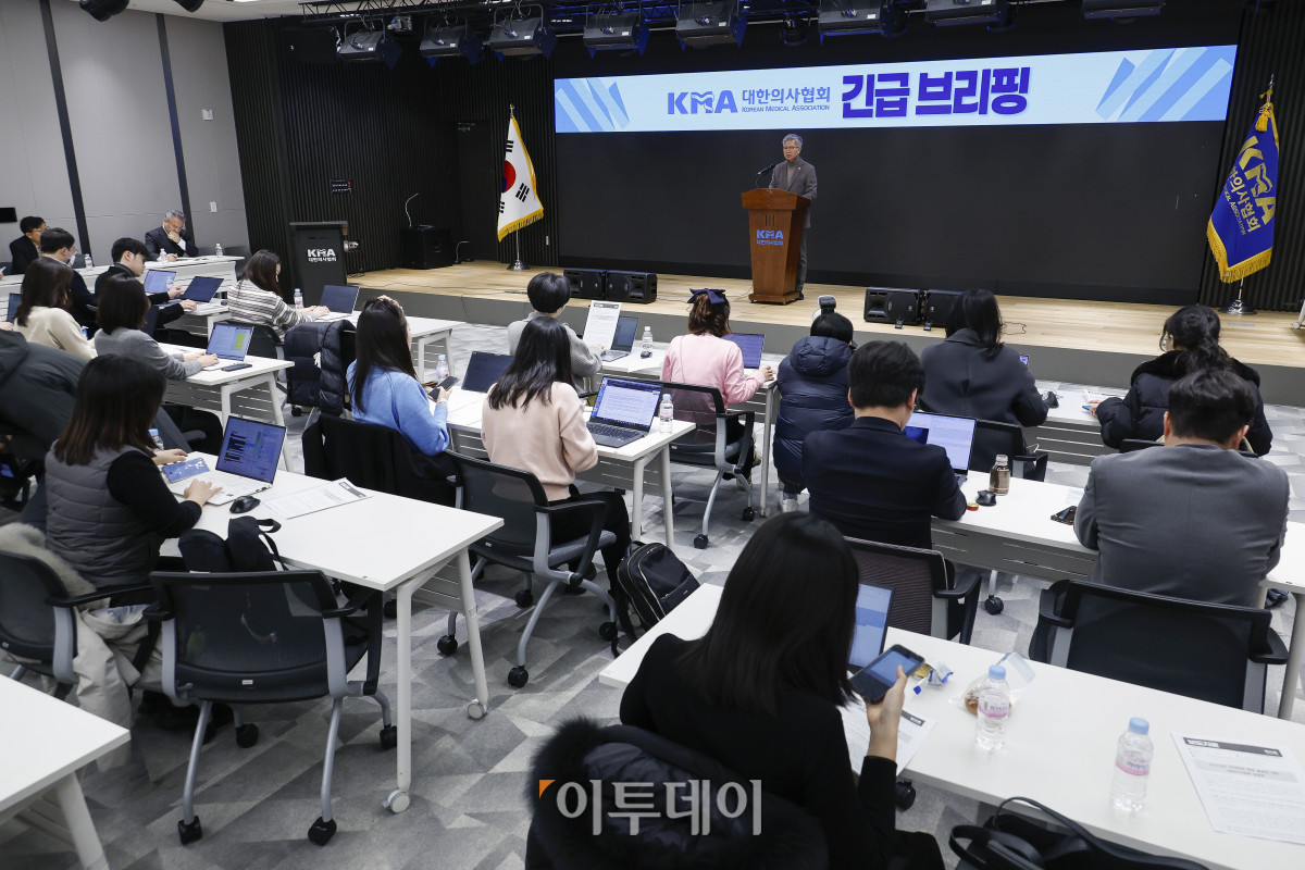 ▲김택우 대한의사협회장이 10일 서울 용산구 대한의사협회에서 정부의 의대 정원 증원 관련 긴급 브리핑을 하고 있다. 정부는 이날 의사인력 양성 규모 관련 브리핑에서 의대 정원을 향후 5년간 연평균 668명 늘리기로 했다. 의대 교육 여건 등을 고려해 증원 규모는 단계적으로 조정해 나갈 방침이다. 조현호 기자 hyunho@