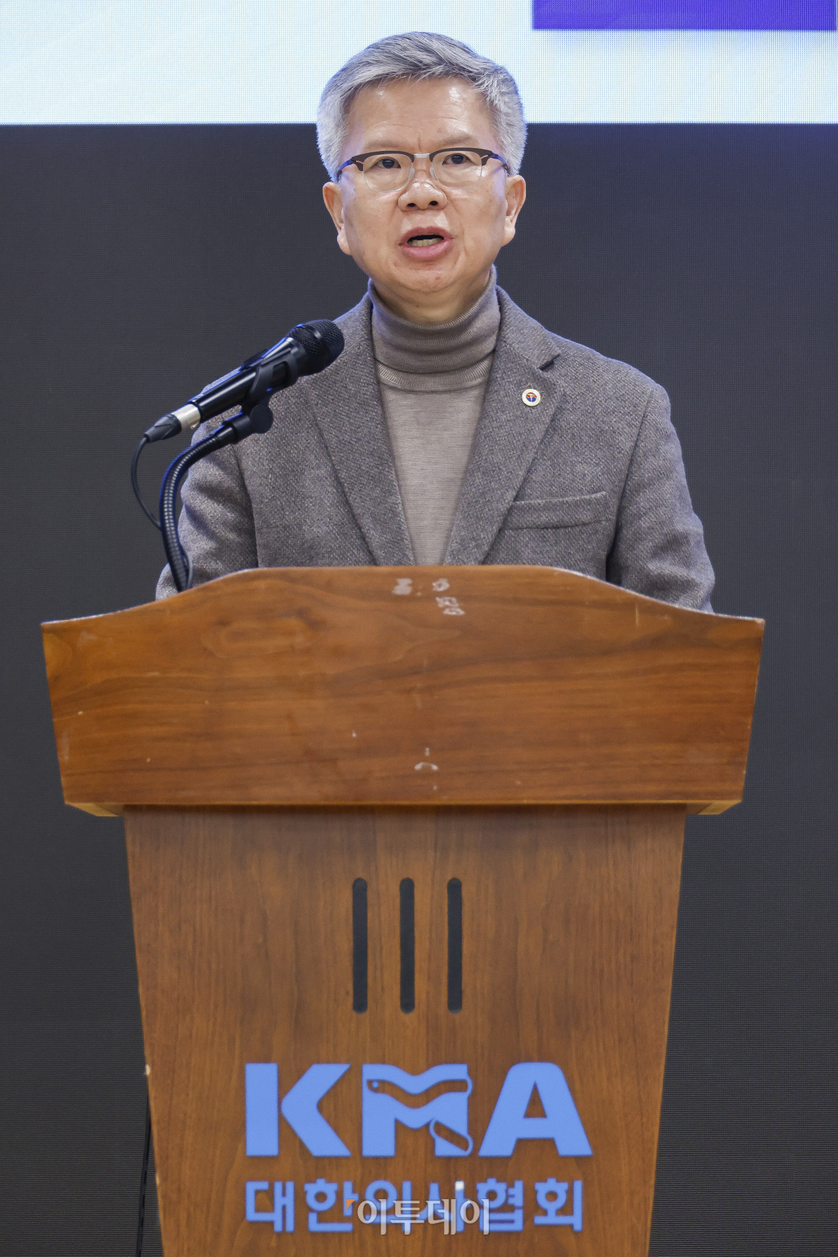 ▲김택우 대한의사협회장이 10일 서울 용산구 대한의사협회에서 정부의 의대 정원 증원 관련 긴급 브리핑을 하고 있다. 정부는 이날 의사인력 양성 규모 관련 브리핑에서 의대 정원을 향후 5년간 연평균 668명 늘리기로 했다. 의대 교육 여건 등을 고려해 증원 규모는 단계적으로 조정해 나갈 방침이다. 조현호 기자 hyunho@