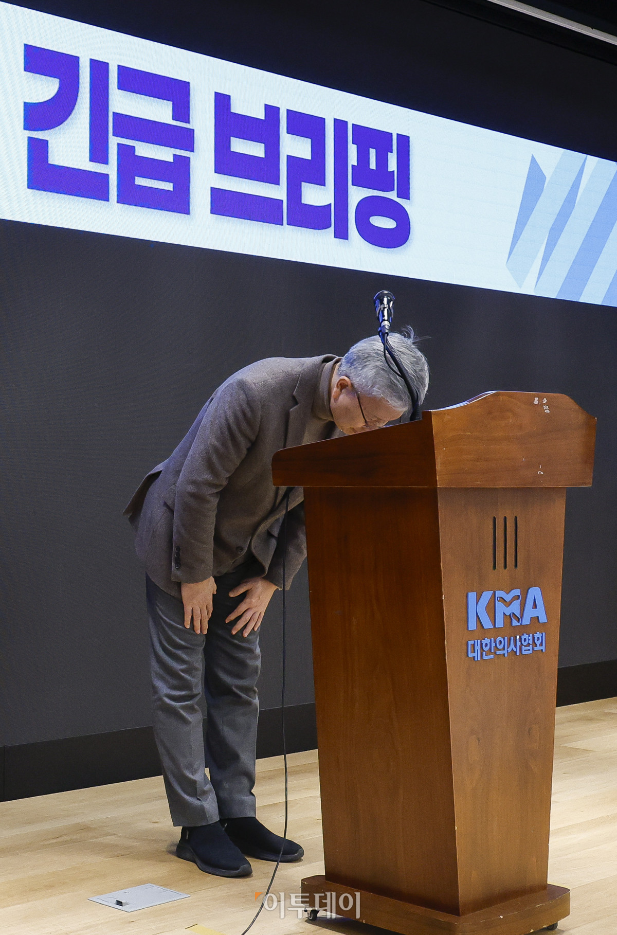 ▲김택우 대한의사협회장이 10일 서울 용산구 대한의사협회에서 정부의 의대 정원 증원 관련 긴급 브리핑을 마친 후 고개 숙여 인사를 하고 있다. 정부는 이날 의사인력 양성 규모 관련 브리핑에서 의대 정원을 향후 5년간 연평균 668명 늘리기로 했다. 의대 교육 여건 등을 고려해 증원 규모는 단계적으로 조정해 나갈 방침이다. 조현호 기자 hyunho@