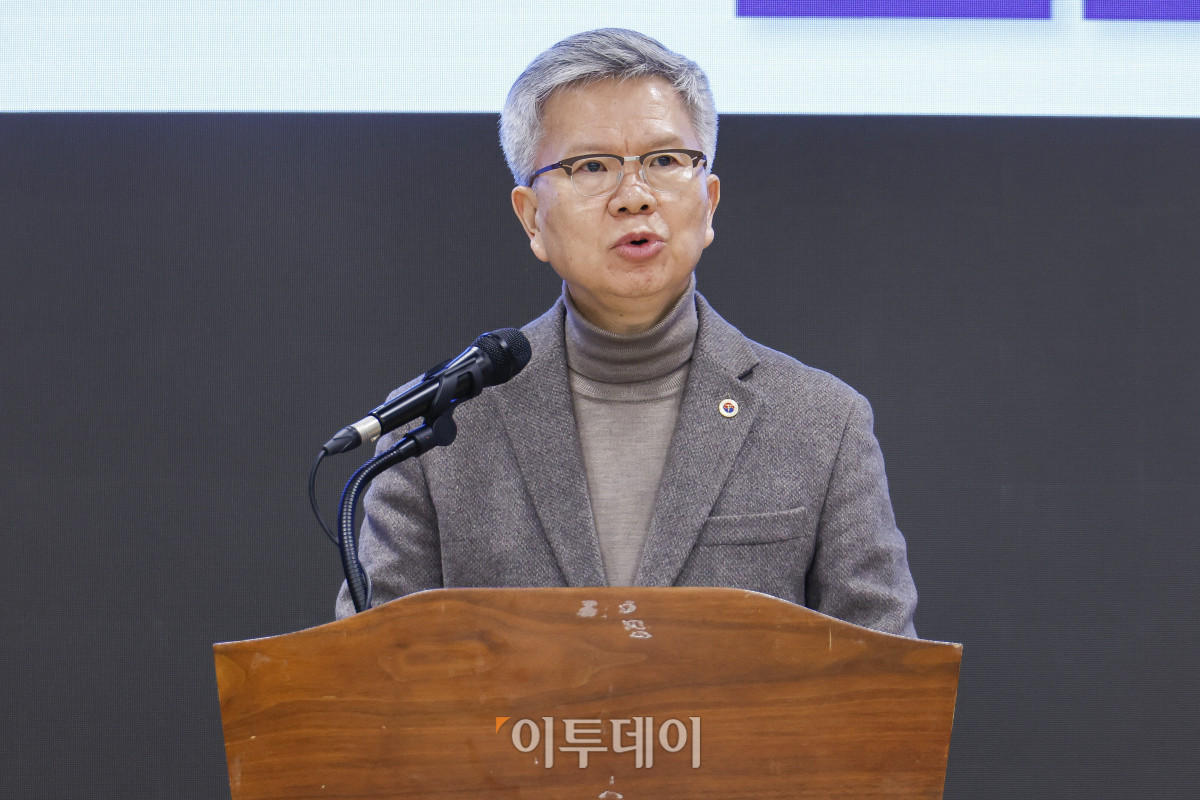 ▲김택우 대한의사협회장이 10일 서울 용산구 대한의사협회에서 정부의 의대 정원 증원 관련 긴급 브리핑을 하고 있다. 정부는 이날 의사인력 양성 규모 관련 브리핑에서 의대 정원을 향후 5년간 연평균 668명 늘리기로 했다. 의대 교육 여건 등을 고려해 증원 규모는 단계적으로 조정해 나갈 방침이다. 조현호 기자 hyunho@