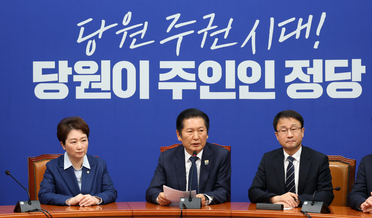 ▲더불어민주당 정청래 대표가 10일 국회에서 조국혁신당과의 합당 논의를 주제로 열린 비공개 최고위원회의를 마친 뒤 결과를 발표하고 있다.  (연합뉴스)