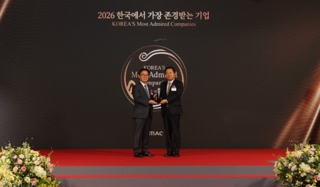 ▲이병만(오른쪽) 유한양행 경영관리본부장 부사장과 한수희 한국능률협회컨설팅 대표이사가 기념촬영을 하고 있다. (사진제공＝유한양행)