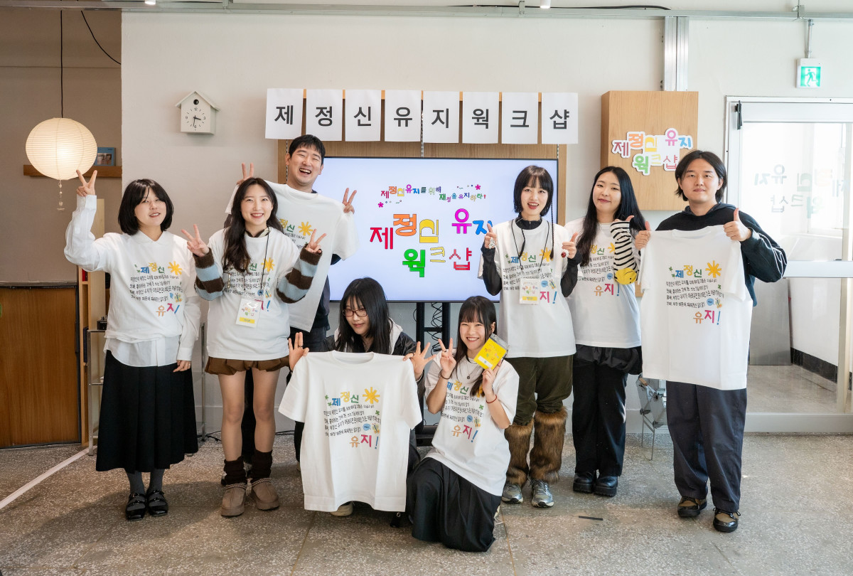 ▲7일 서울 망원동에서 진행한 제정신유지웍크샵' 오프라인 행사에 참여한 인플루언서 8인이 기념촬영을 하고 있다. (사진제공=카카오페이)