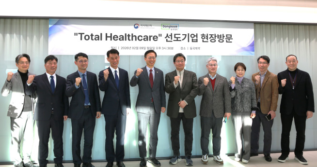 ▲김용선(왼쪽에서 다섯 번째) 지식재산처장과 송준호(왼쪽에서 여섯 번째) 동국제약 대표이사 등 양 기관 관계자들이 기념촬영을 하고 있다. (사진제공=동국제약)