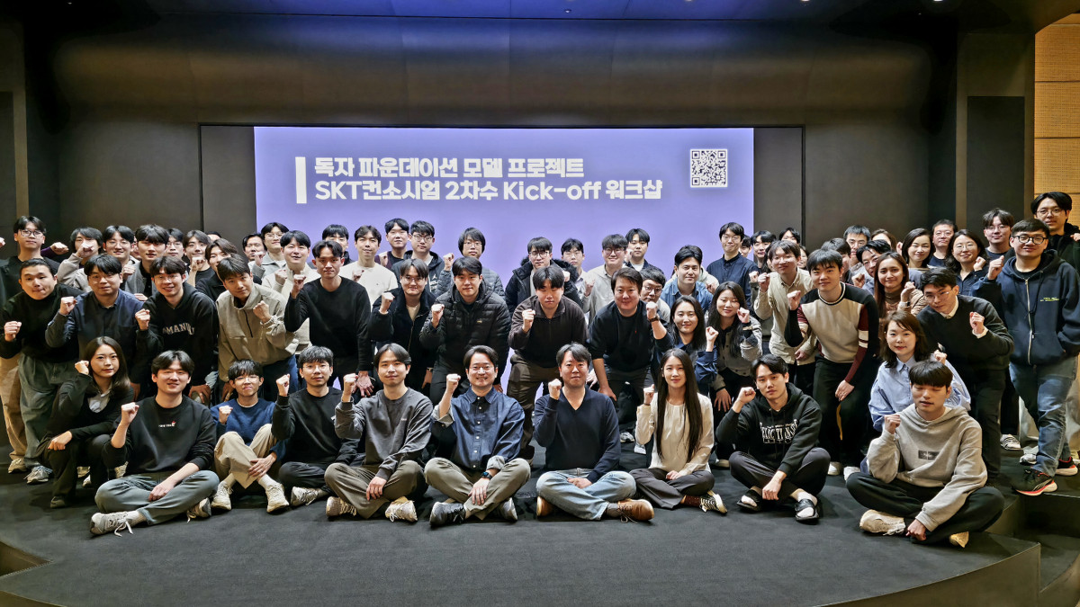 ▲SKT 정예팀은 독자 AI 파운데이션 모델 프로젝트 2차 단계평가를 체계적으로 준비하기 위해 워크숍을 개최하고 개발 전략을 점검했다. 사진은 지난 5일 을지로 SKT 본사에서 열린 워크숍 참석자들의 모습. (사진제공=SKT)