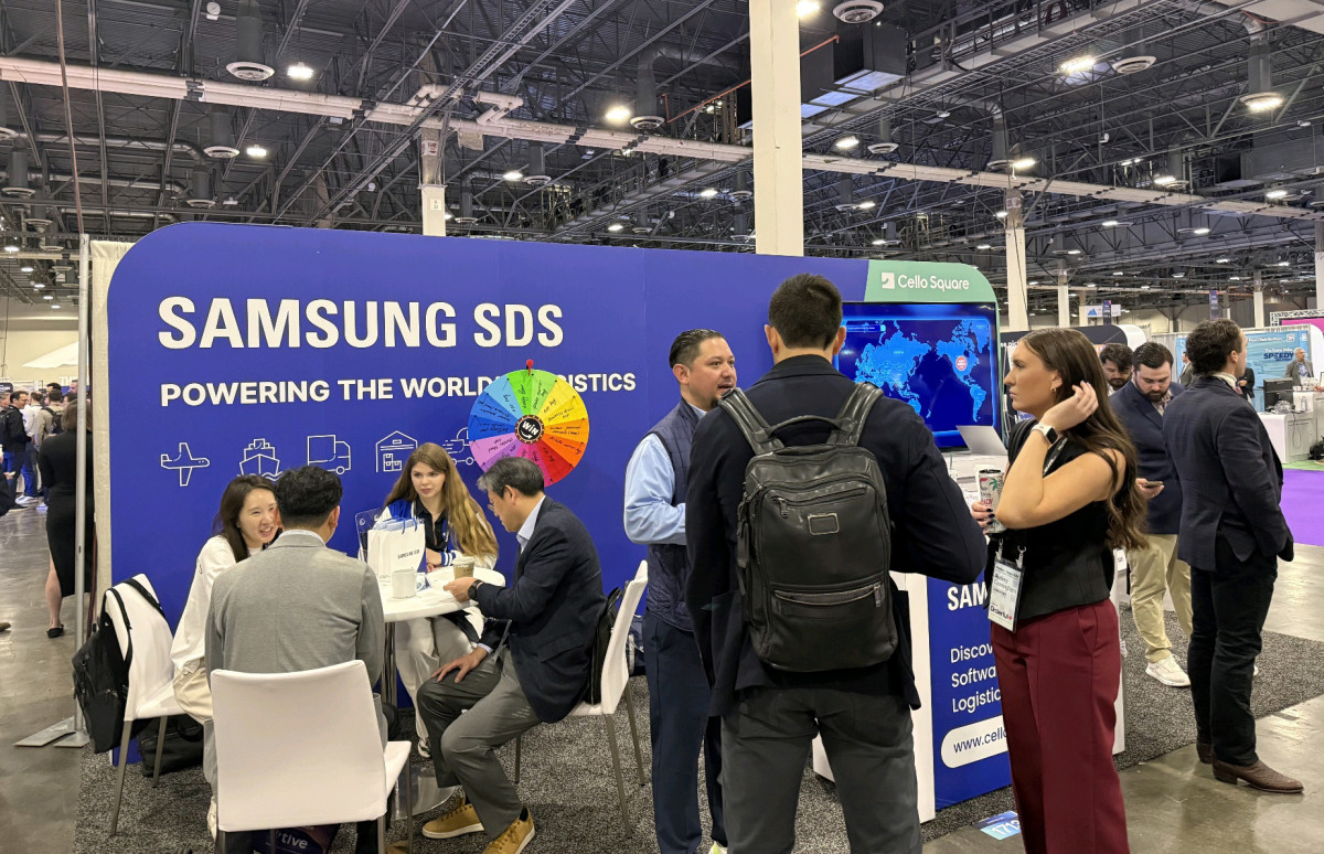 ▲삼성SDS 직원이 매니페스트 2026을 찾은 고객에게 디지털 물류 플랫폼 첼로스퀘어를 소개하고 있다. (사진제공=삼성SDS)