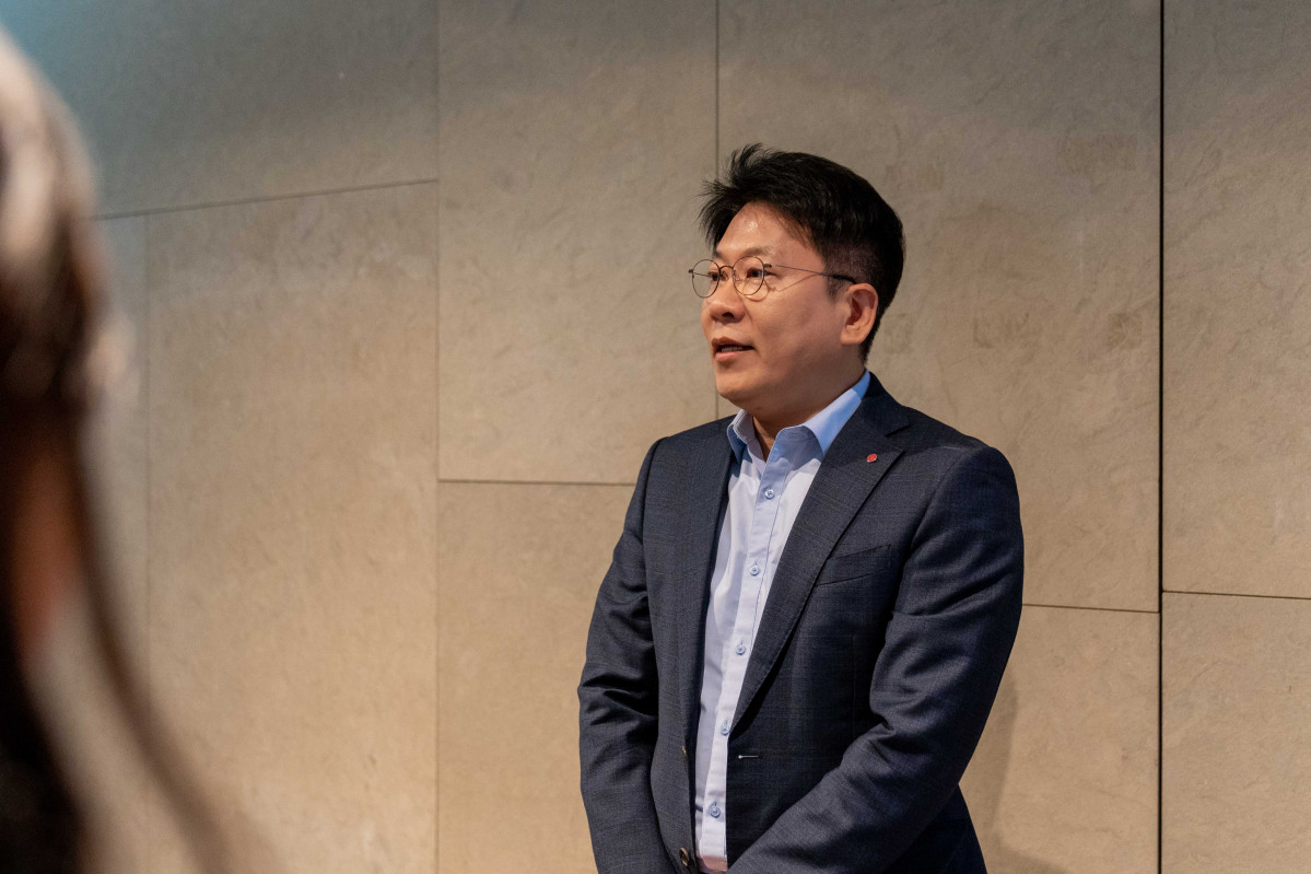 ▲김동명 LG에너지솔루션 최고경영자(CEO) 사장이 11일 2026년 한국배터리산업협회 이사회·총회에 앞서 기자들과 인터뷰를 하고 있다.  (사진제공=LG에너지솔루션)