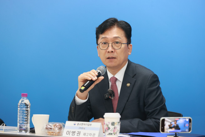 ▲이병권 중소벤처기업부 제2차관이 지난달 29일 경기 화성 소상공인시장진흥공단 화성센터에서 열린 '소상공인 새출발 지원센터  확대 개소식 및 간담회'에서 인사말을 하고 있다. (사진출처=중소벤처기업부)