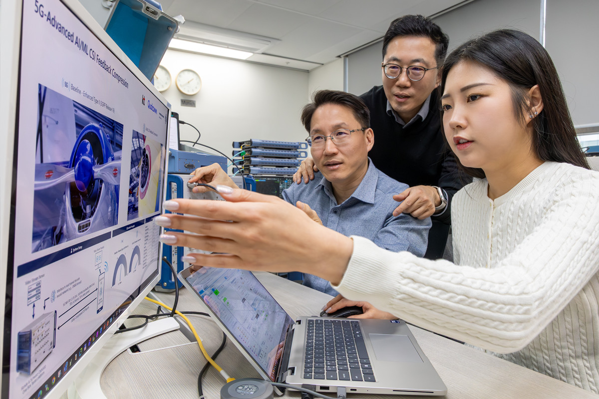 ▲KT가 글로벌 무선통신 분야 선도 기업인 퀄컴과 테스트 장비사인 로데슈바르즈와 공동으로 6G AI 기술 시연을 진행했다. 사진은 KT가 AI 기반 차세대 무선 송수신 기술을 시연하는 모습. (사진제공=KT)