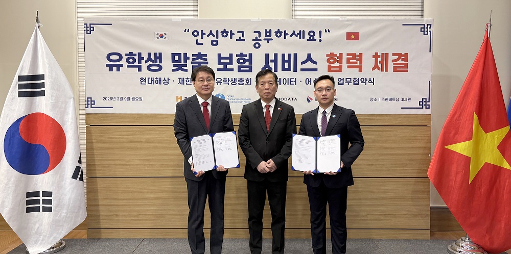 ▲9일 오전 주한베트남대사관에서 현대해상 기업영업2본부장 유영철 상무(왼쪽)와 재한베트남유학생총회 응우옌 쩐 훙(Nguyen Tran Hung, 오른쪽) 회장이 부호(Vu Ho) 주한베트남대사(가운데)가 배석한 가운데 업무협약을 맺고 기념촬영을 하고 있다. (제공 현대해상)