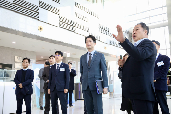 ▲노용석 중소벤처기업부 제1차관이 지난해 12월 10일 충북 오송 첨단의료산업진흥재단에서 열린 규제자유특구 현장 간담회 참석에 앞서 현장을 둘러보고 있다. (사진출처=중소벤처기업부)