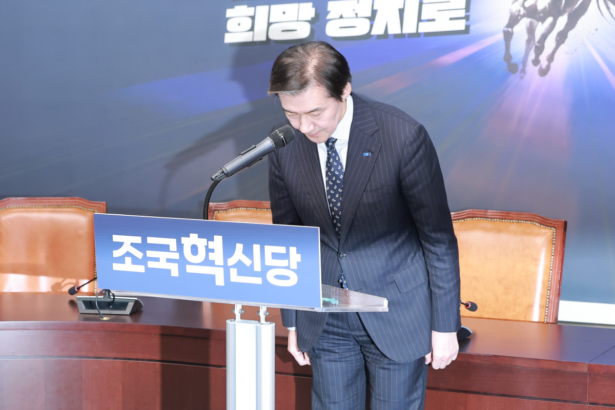▲조국혁신당 조국 대표가 11일 국회에서 열린 최고위원회의에서 더불어민주당의 연대·통합 추진 준비위 구성 제안에 대한 입장을 밝힌 뒤 인사하고 있다. (사진=연합뉴스)