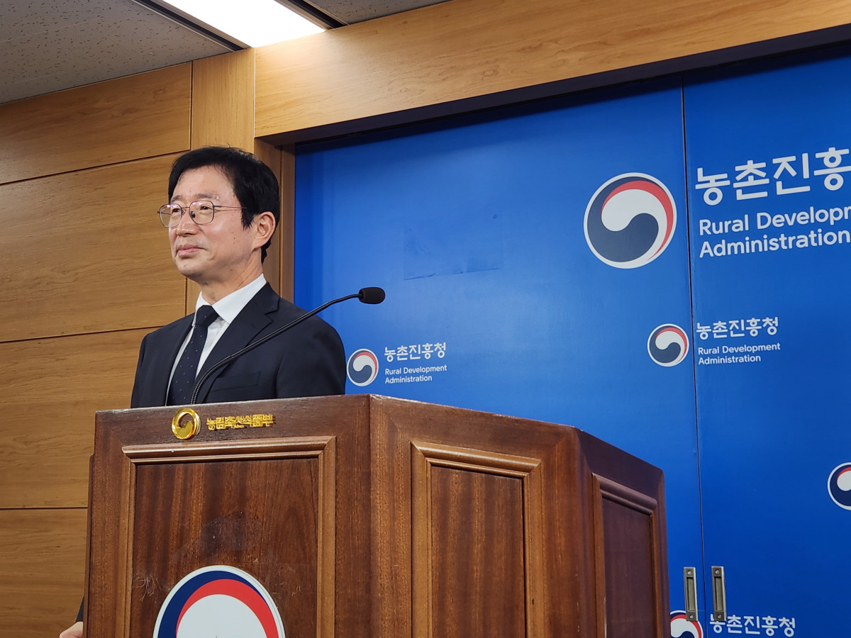 ▲김대현 농촌진흥청 국립원예특작과학원장이 11일 정부세종청사에서 아열대 과수의 ‘난방 에너지 소요량 예측 정보 제공 시스템’ 구축 브리핑에 앞서 인사를 하고 있다. (노승길 기자)