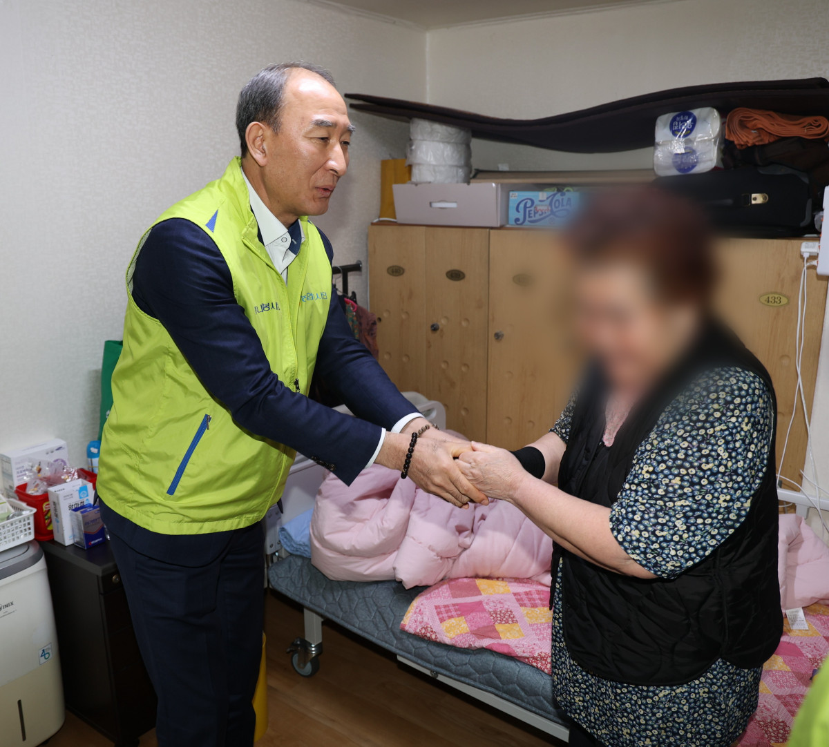 ▲9일 NH농협생명 박병희 대표이사(왼쪽)가 설 명절을 맞아 독거노인 가정을 방문해 선물을 전달하고 안부를 나누고 있다. (제공 NH농협생명)