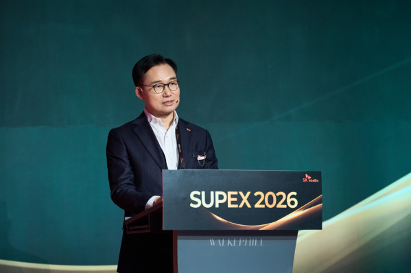 ▲안무인 SK인텔릭스 대표이사가 10일 서울 광진구 그랜드 워커힐 서울에서 열린 '수펙스 2026'에서 올해 비전과 전략방향을 발표하고 있다.  (사진제공=SK인텔릭스)